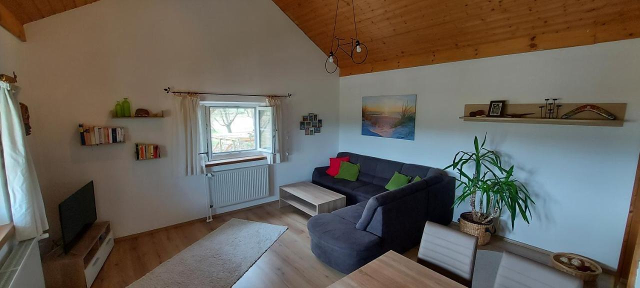Ruhig Gelegene Ferienwohnung Im Gruenen Mit Terrasse Und Kleinem Garten Rotthalmuenster Екстериор снимка