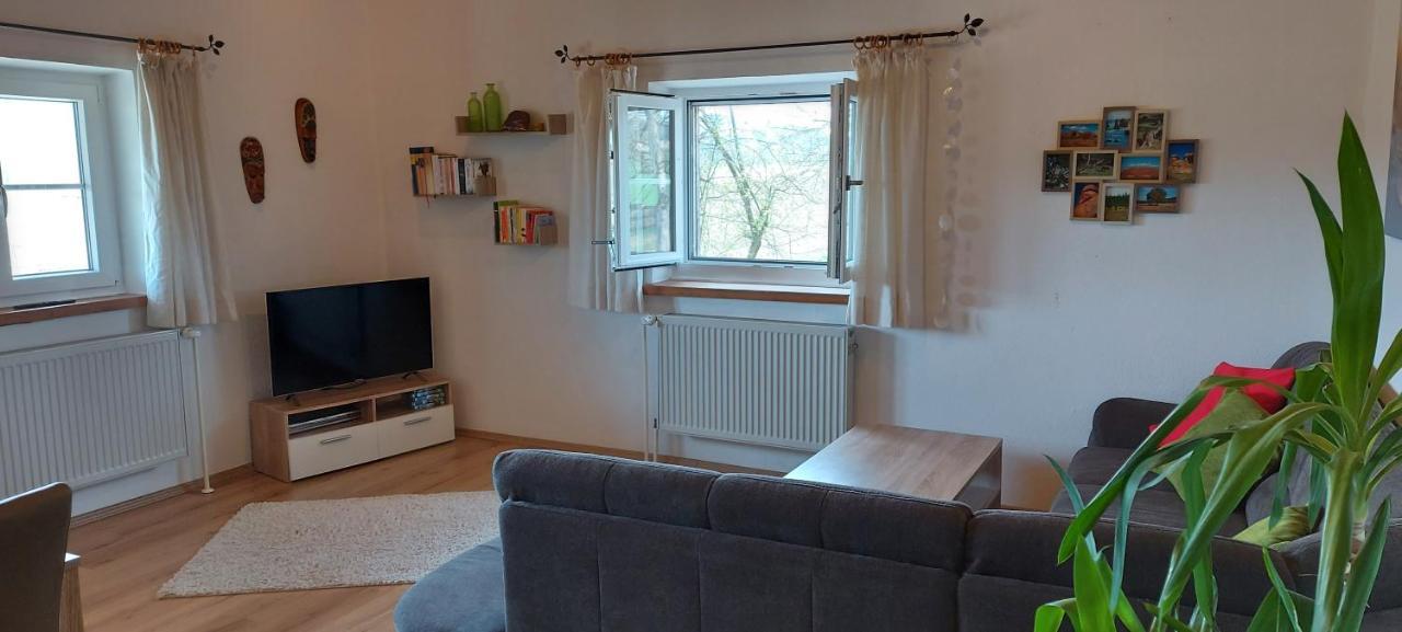 Ruhig Gelegene Ferienwohnung Im Gruenen Mit Terrasse Und Kleinem Garten Rotthalmuenster Екстериор снимка