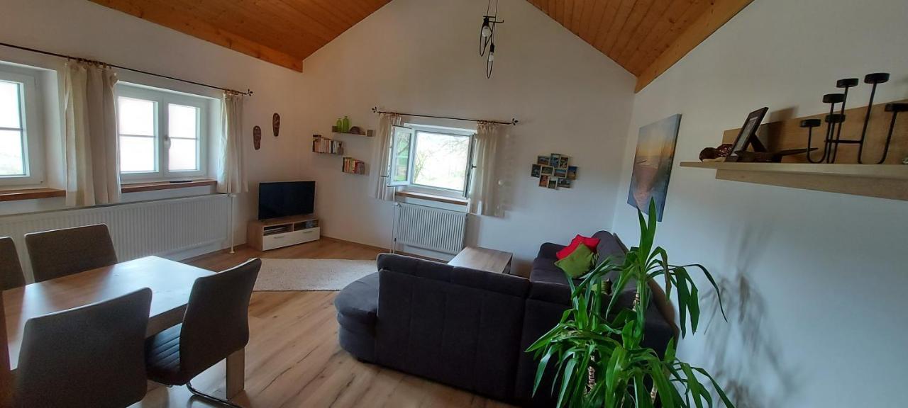 Ruhig Gelegene Ferienwohnung Im Gruenen Mit Terrasse Und Kleinem Garten Rotthalmuenster Екстериор снимка